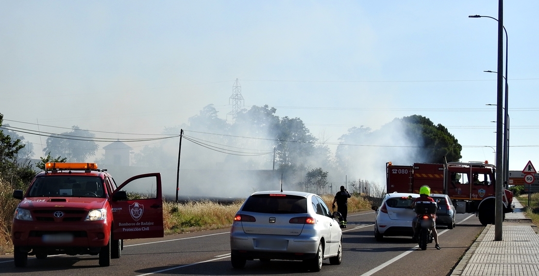 El fuego calcina una antigua discoteca de la Carretera de Olivenza