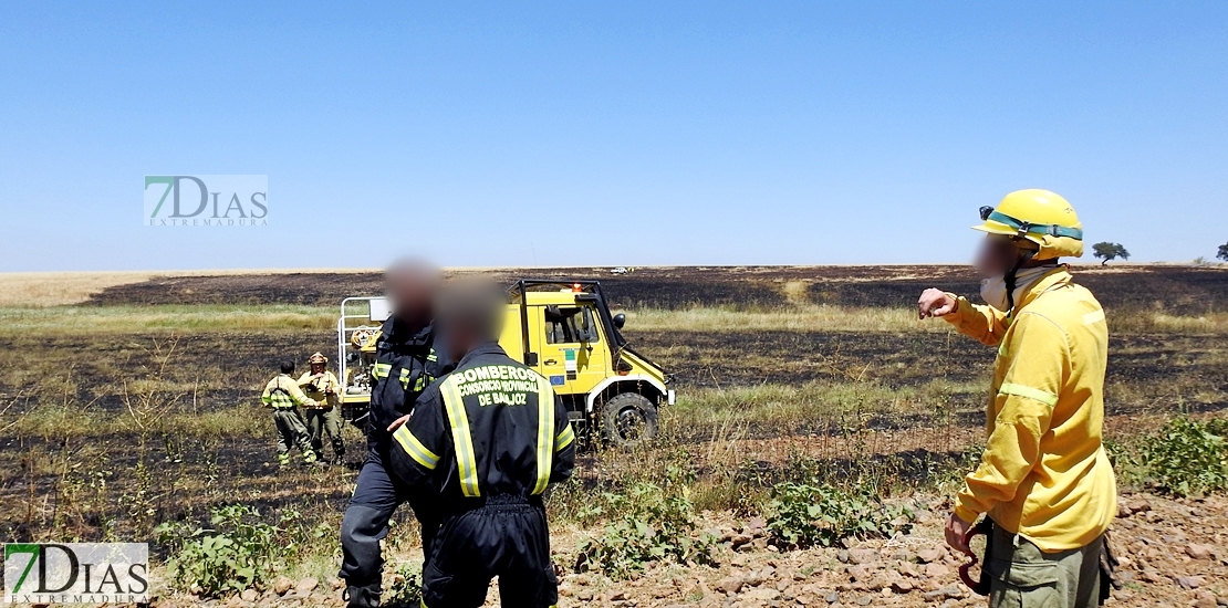 Los bomberos del CEPEI y del INFOEX actúan en un incendio en la Albuera