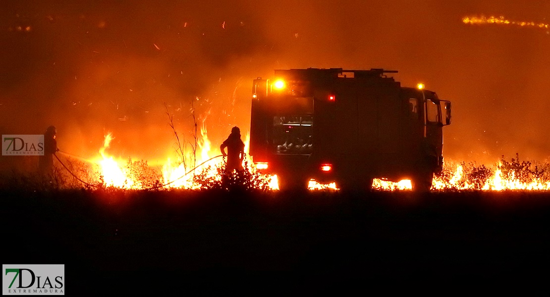 Un incendio cercano al Puente Real sorprendía a los pacenses la pasada noche