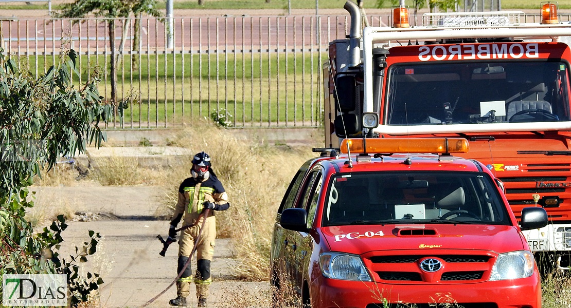 Incendio cercano al pabellón Juancho Pérez (Entrepuentes) Badajoz