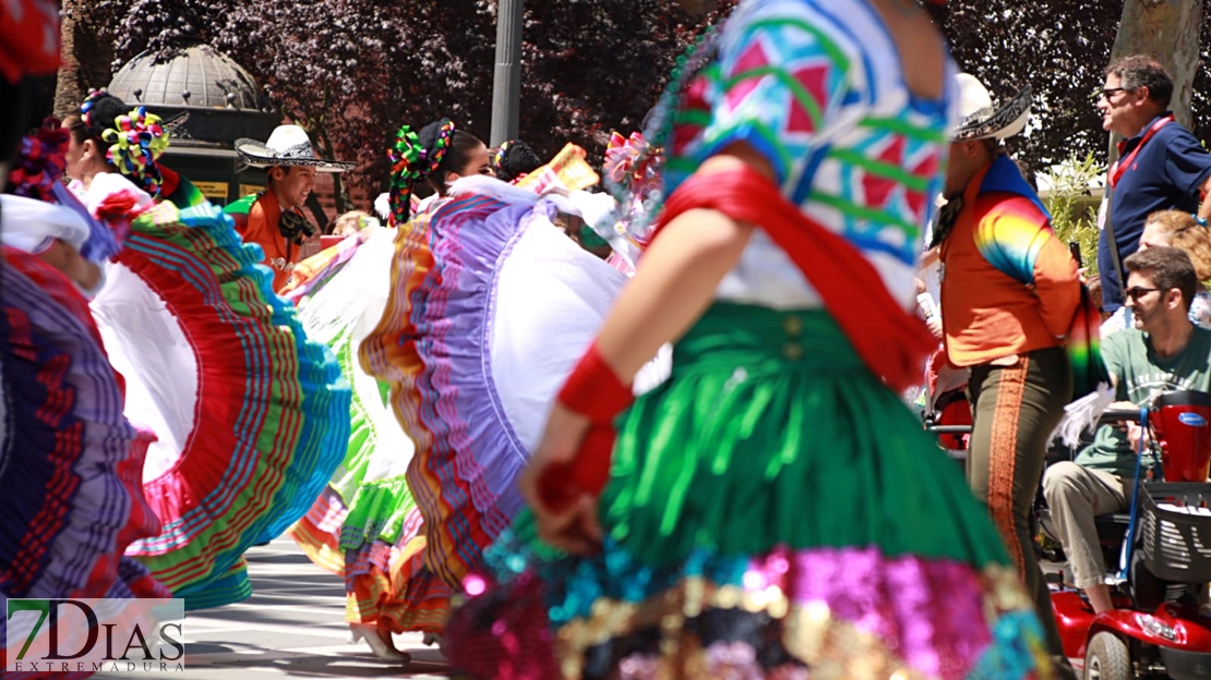 Lo mejor del folklore internacional se mezcla con los pacenses en las calles de Badajoz