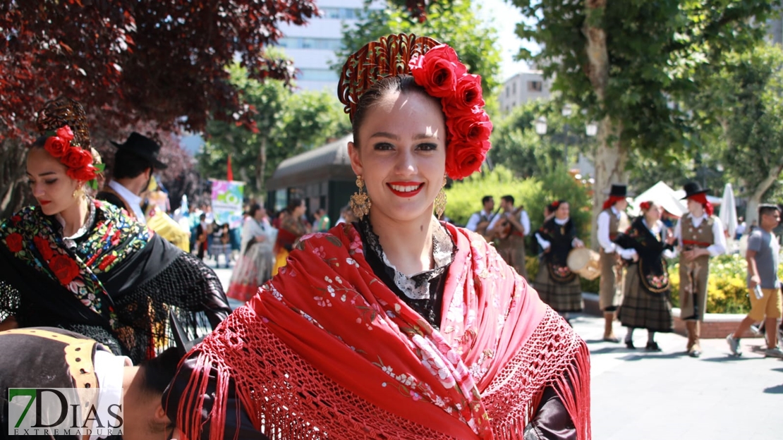 Lo mejor del folklore internacional se mezcla con los pacenses en las calles de Badajoz