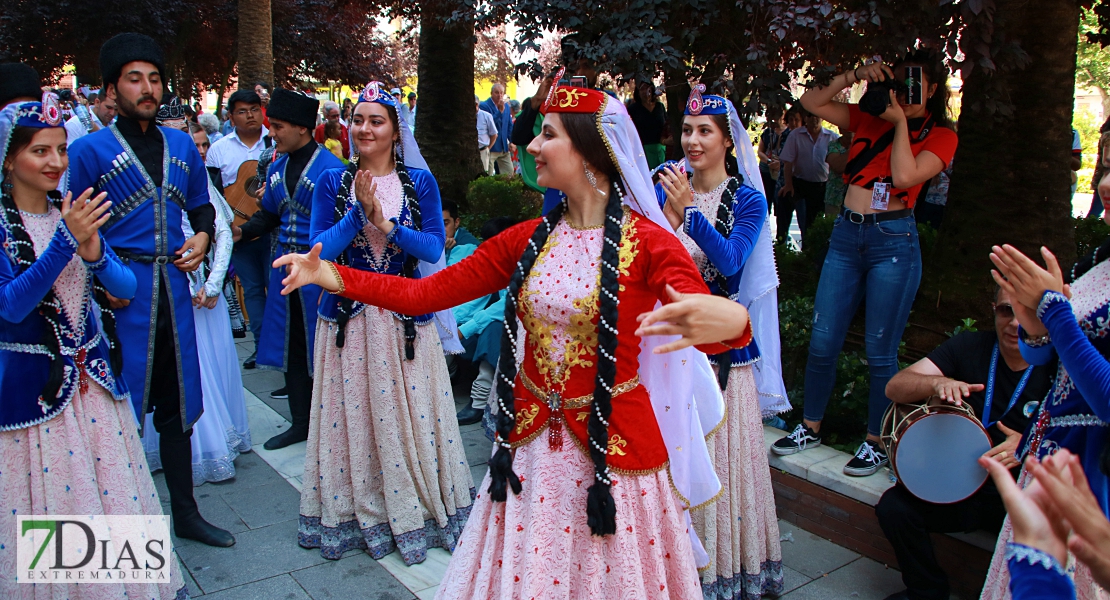 Lo mejor del folklore internacional se mezcla con los pacenses en las calles de Badajoz