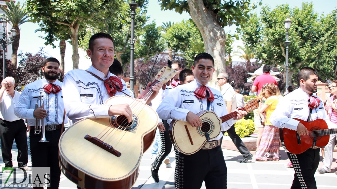 Lo mejor del folklore internacional se mezcla con los pacenses en las calles de Badajoz