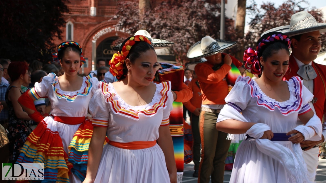 Lo mejor del folklore internacional se mezcla con los pacenses en las calles de Badajoz