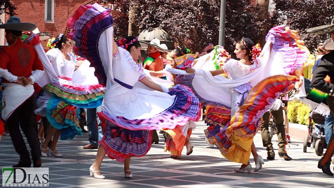 Lo mejor del folklore internacional se mezcla con los pacenses en las calles de Badajoz