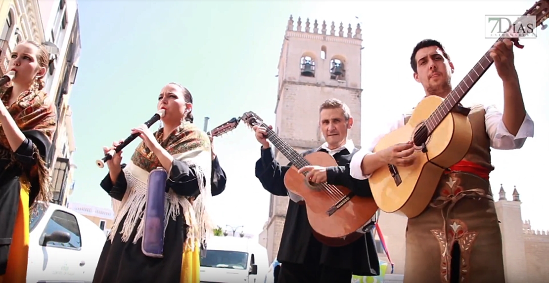 El folklore internacional llena de colorido el centro de Badajoz