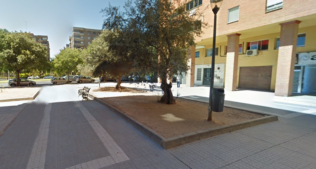 Roba en su vehículo, lo pilla y huye del lugar dejándose su documentación