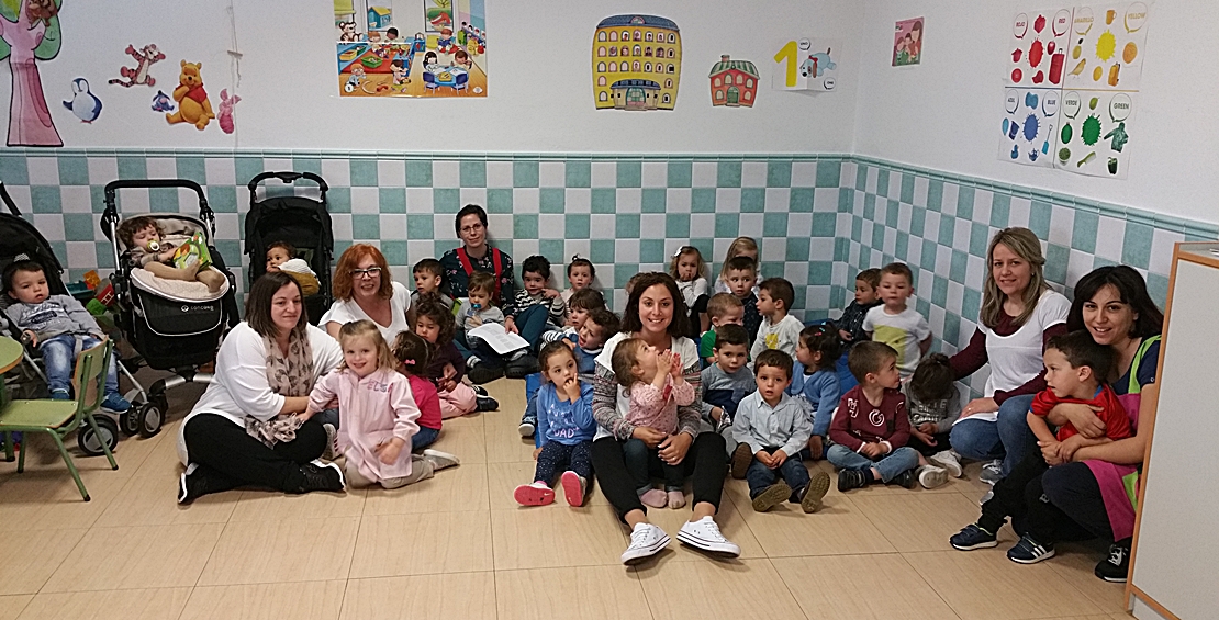 Las personas del Centro de Día de Lobón mejoran sus habilidades lectoras en un club de lectura fácil