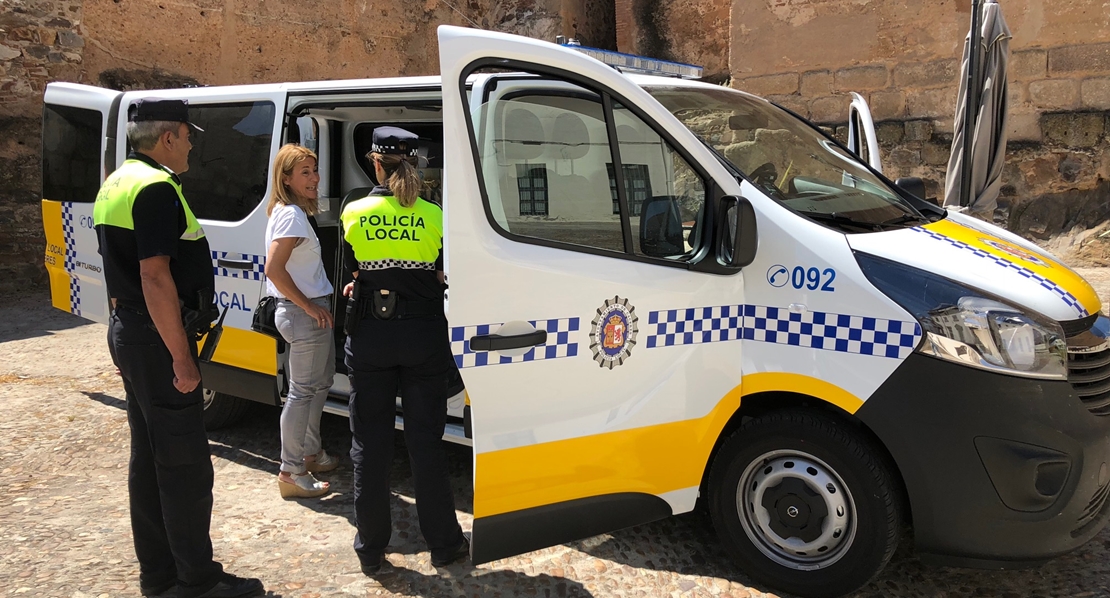 La alcaldesa de Cáceres inspecciona el nuevo furgón de atestados