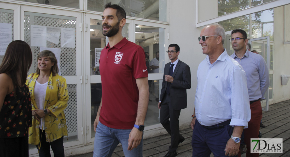 Imágenes de la visita de José Manuel Calderón a su campus