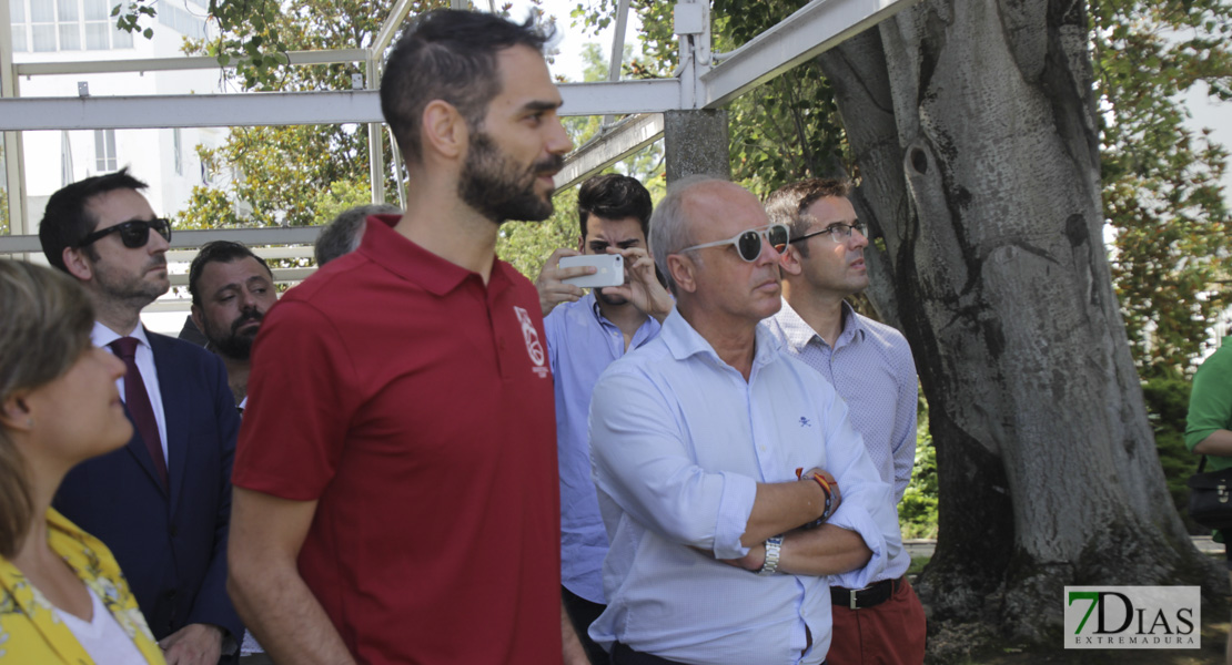 Imágenes de la visita de José Manuel Calderón a su campus