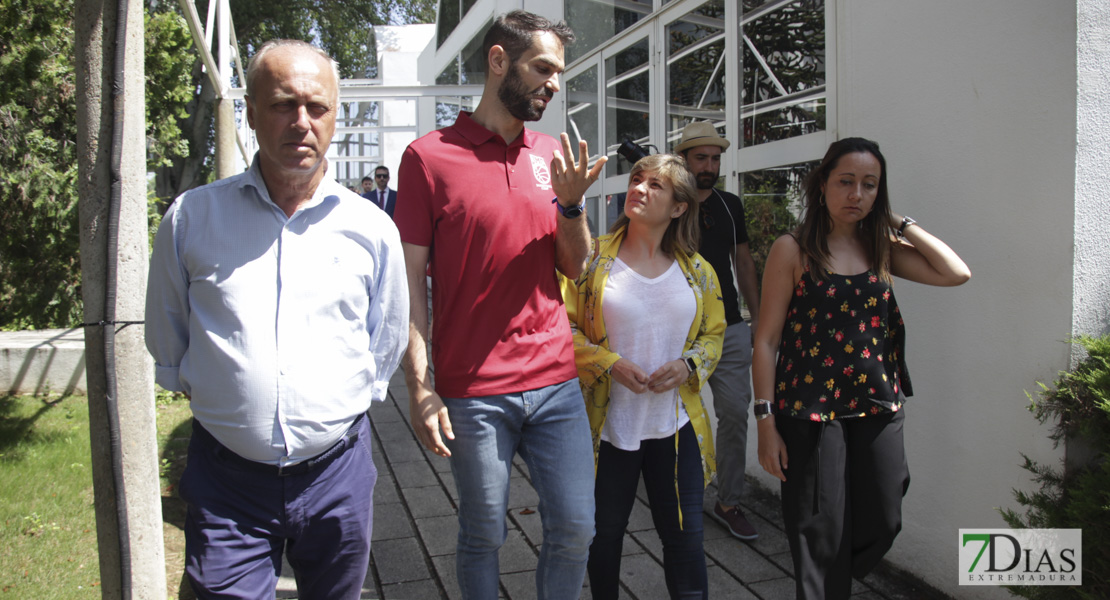 Imágenes de la visita de José Manuel Calderón a su campus
