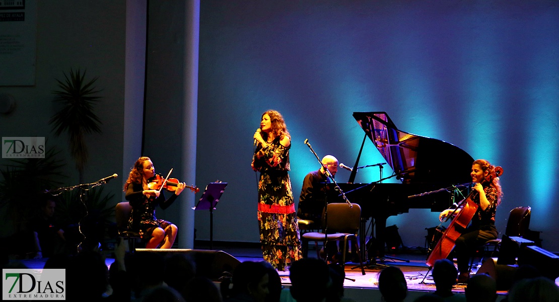 Mili Vizcaino ilumina la terraza del López con su poética voz en el Festival de Flamenco y Fado