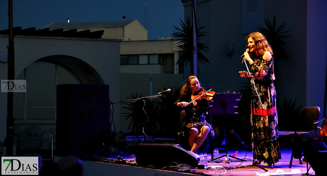 Mili Vizcaino ilumina la terraza del López con su poética voz en el Festival de Flamenco y Fado