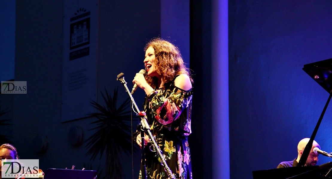 Mili Vizcaino ilumina la terraza del López con su poética voz en el Festival de Flamenco y Fado