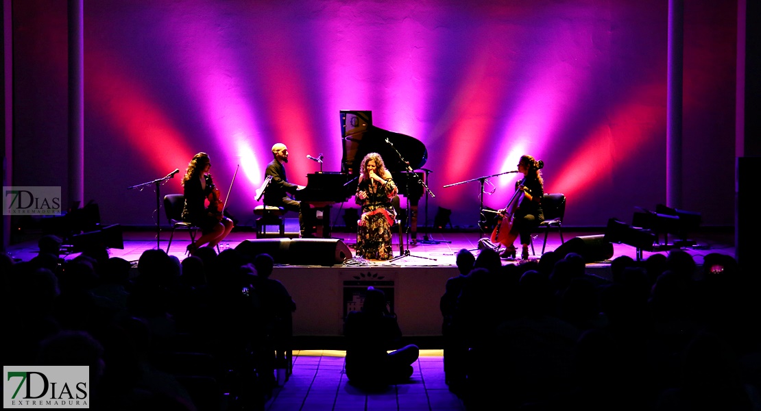 Mili Vizcaino ilumina la terraza del López con su poética voz en el Festival de Flamenco y Fado