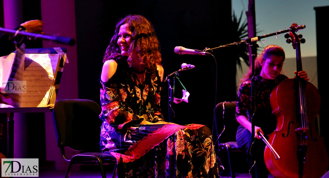 Mili Vizcaino ilumina la terraza del López con su poética voz en el Festival de Flamenco y Fado