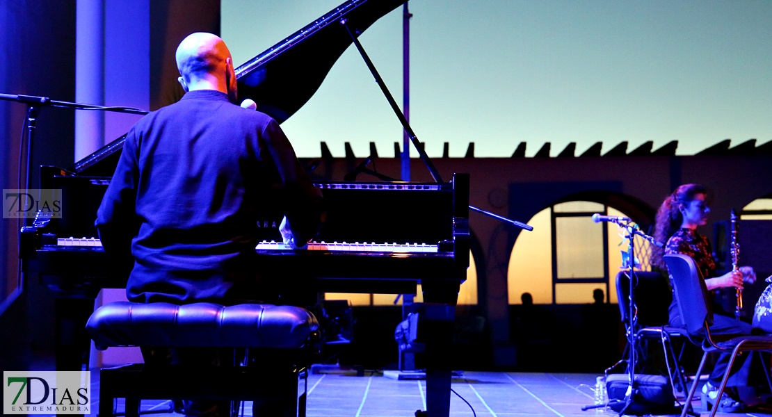 Mili Vizcaino ilumina la terraza del López con su poética voz en el Festival de Flamenco y Fado