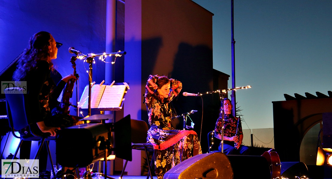 Mili Vizcaino ilumina la terraza del López con su poética voz en el Festival de Flamenco y Fado