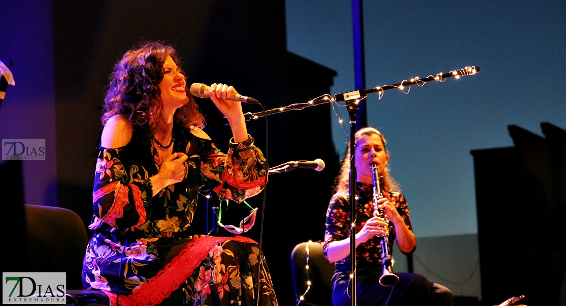 Mili Vizcaino ilumina la terraza del López con su poética voz en el Festival de Flamenco y Fado