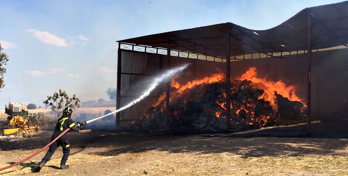 Nueve horas de trabajo para extinguir un incendio en una explotación agraria