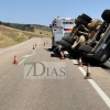 Accidente y vuelco de un camión en Villar del Rey (Badajoz)