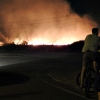 Un incendio cercano al Puente Real sorprendía a los pacenses la pasada noche