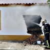 Vecinos y Bomberos rompen una vivienda para salvar la vida de una persona (Valdelacalzada)