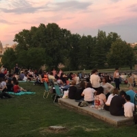 Los emeritenses disfrutan del cine al aire libre