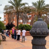 Una cadena humana lleva agua a quienes ocupan las viviendas de la Guardia Civil