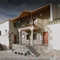 Un herido al estrellarse un coche contra una pared en la plaza de Oliva de Plasencia