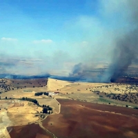 Numerosos medios aéreos luchan contra un incendio en la Campiña Sur