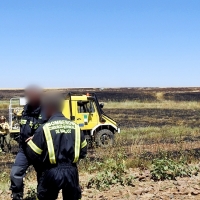 Los bomberos del CPEI y del INFOEX actúan en un incendio en la Albuera