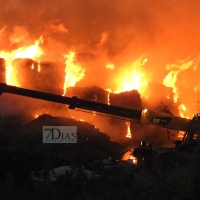 Bomberos de Badajoz y Operarios intentan sofocar un incendio en la Planta de Tratamiento (R.S.U.)