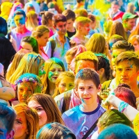 Música y color en el Holi Festival de Jarandilla de la Vera