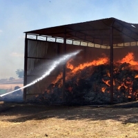 Nueve horas de trabajo para extinguir un incendio en una explotación agraria