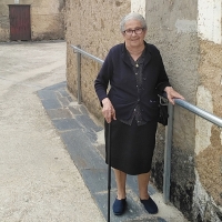 Pescueza instala pasamanos en sus calles para hacerlas más accesibles