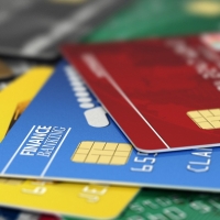 ¿Qué diferencia a una tarjeta bancaria de la que se compra en un estanco?