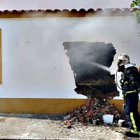 Vecinos y Bomberos rompen una vivienda para salvar la vida de una persona (Valdelacalzada)