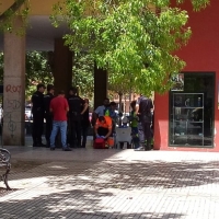 Mujer atendida en plena calle por una caída