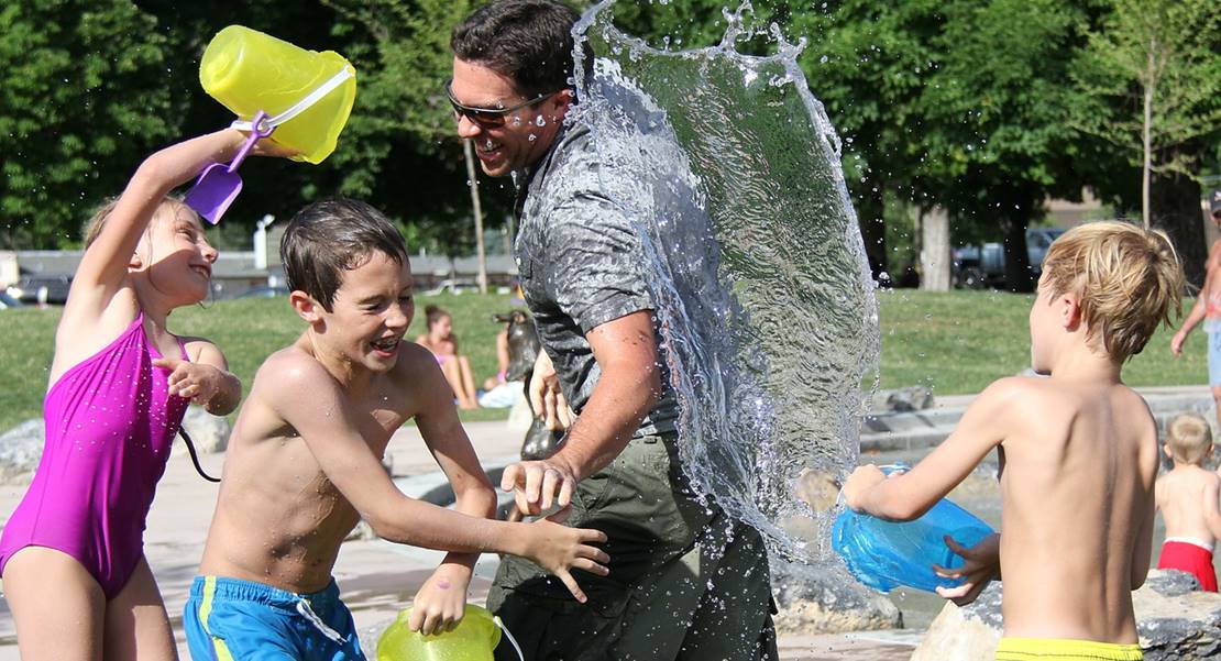 Puebla de la Calzada despide el verano con una fiesta del agua