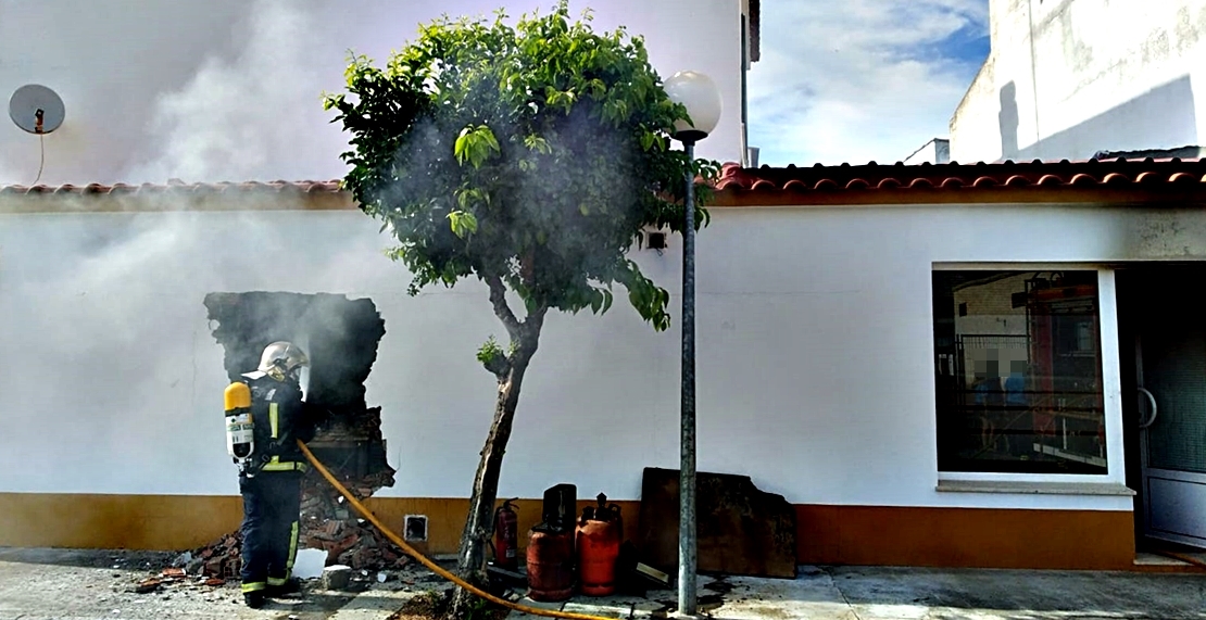 Vecinos y Bomberos rompen una vivienda para salvar la vida de una persona (Valdelacalzada)