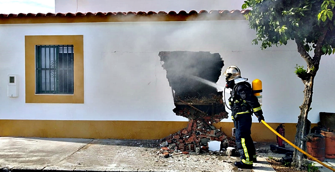 Vecinos y Bomberos rompen una vivienda para salvar la vida de una persona (Valdelacalzada)