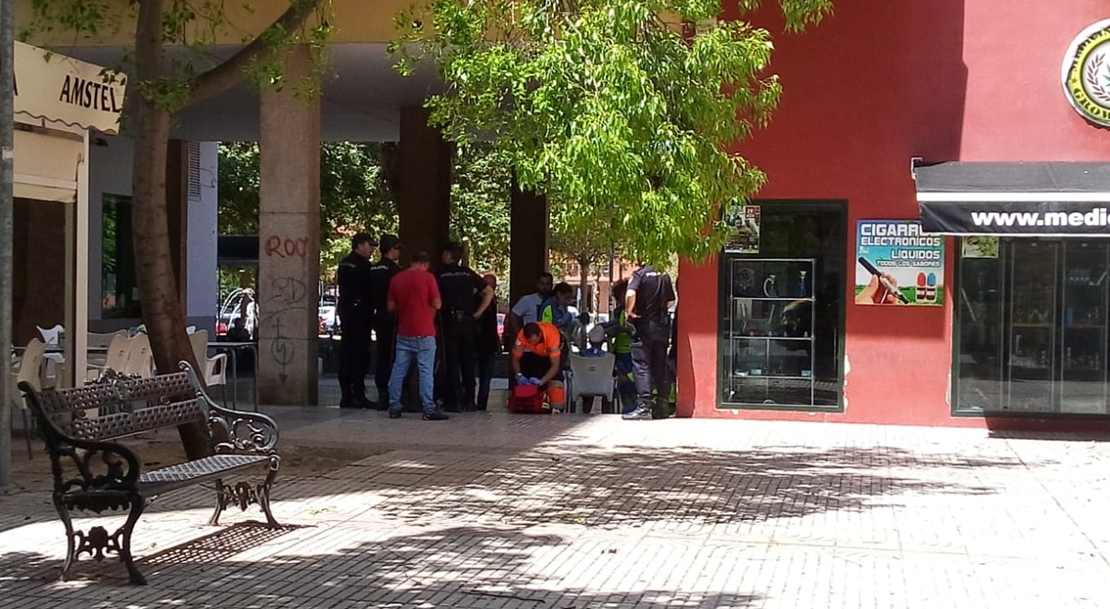 Mujer atendida en plena calle por una caída