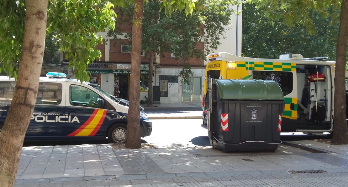 Mujer atendida en plena calle por una caída