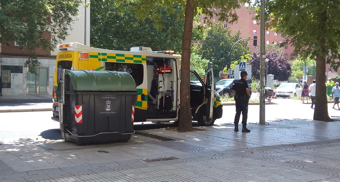 Mujer atendida en plena calle por una caída