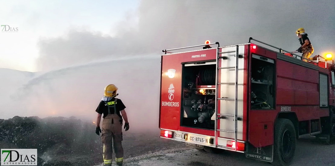 Más de 7 horas de extinción de un incendio en un Ecoparque