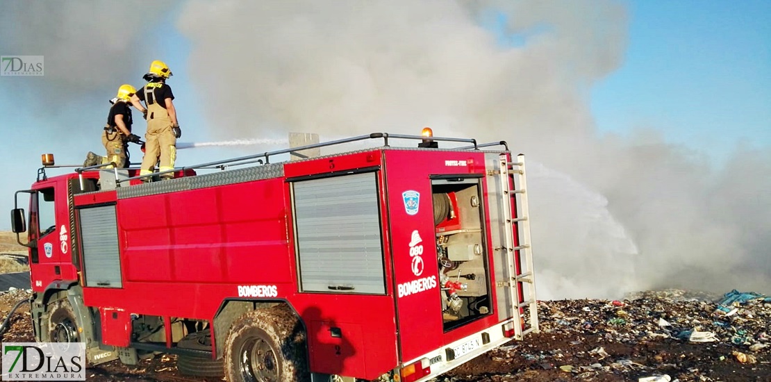 Más de 7 horas de extinción de un incendio en un Ecoparque