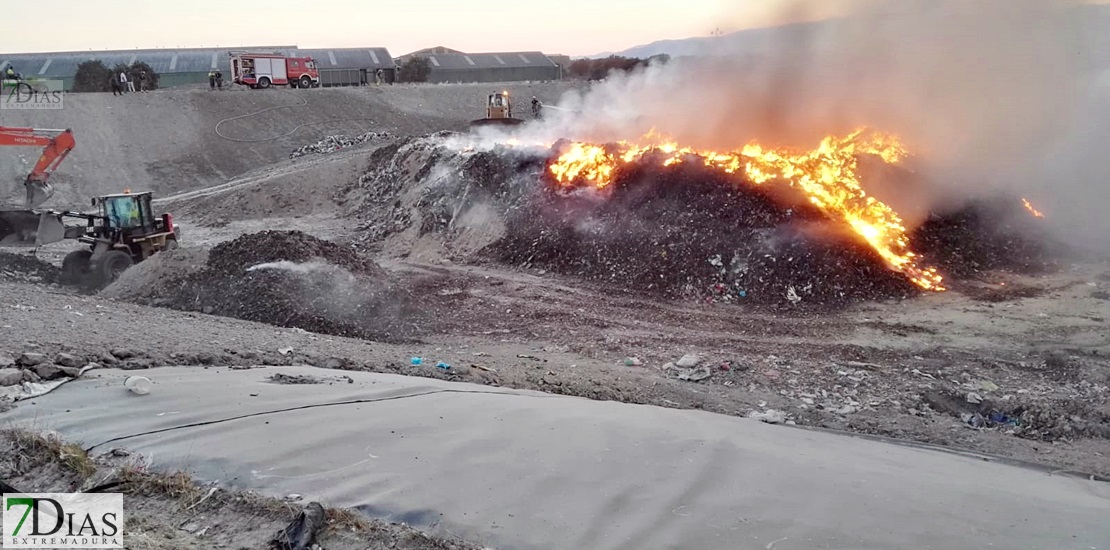 Más de 7 horas de extinción de un incendio en un Ecoparque